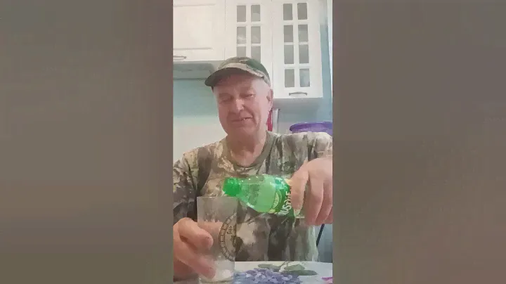 Пью напиток безолкогольный сильногазированный вкус лимон лайм из магазина фикс прайс.