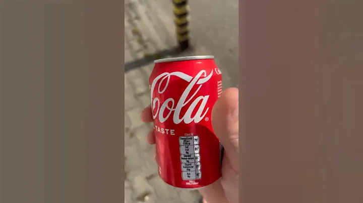 Пробую оригинальную Coca Cola,добрый лучше если честно